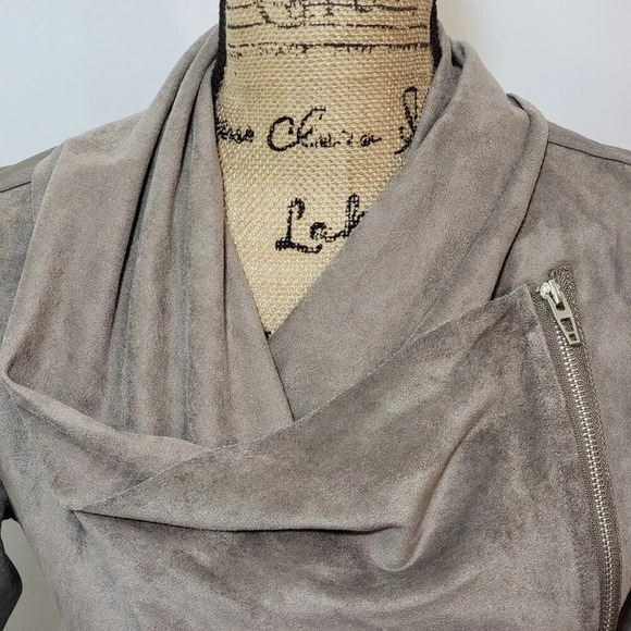 BLANK NYC Women's Drape Front Faux Suede Motorcycle Jacket Size XS Taupe - Picture 5 of 16